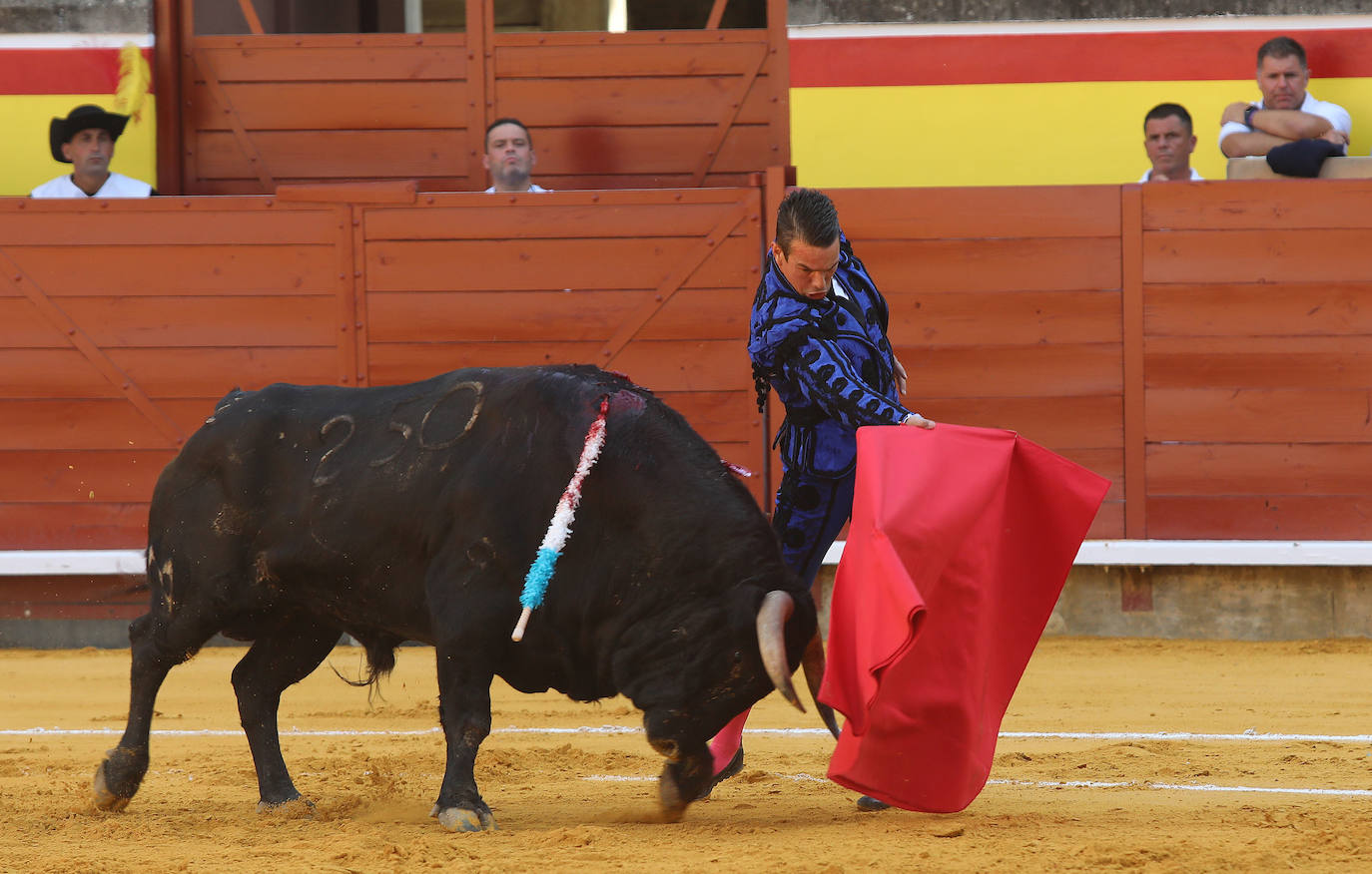 Roca Rey impone su poderío en el homenaje a El Regio