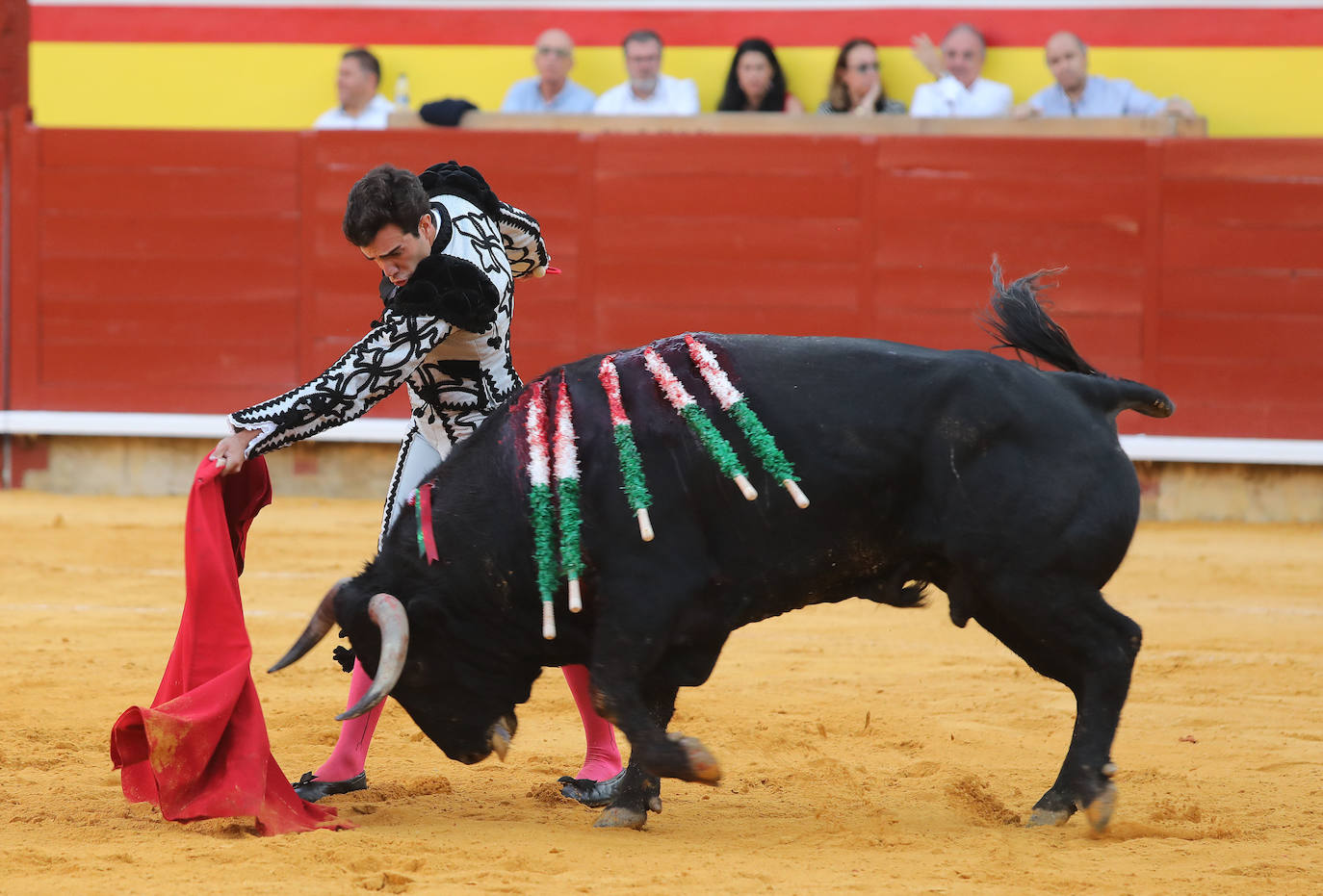 Roca Rey impone su poderío en el homenaje a El Regio