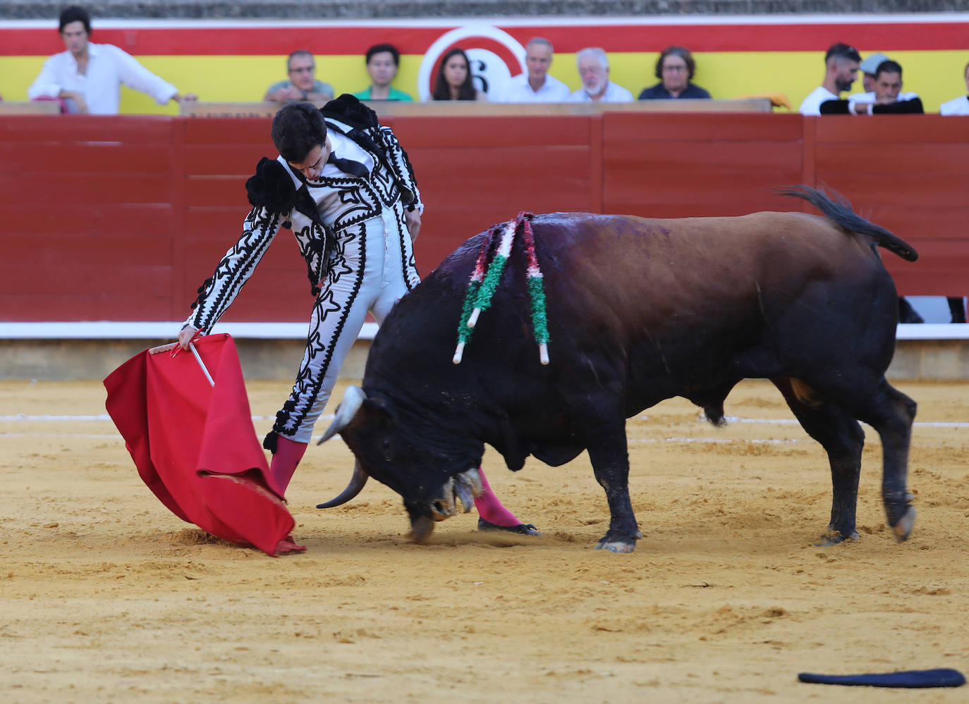 Roca Rey impone su poderío en el homenaje a El Regio