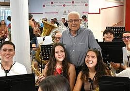 Abel Moreno, con la banda de la Escuela Municipal de Música.