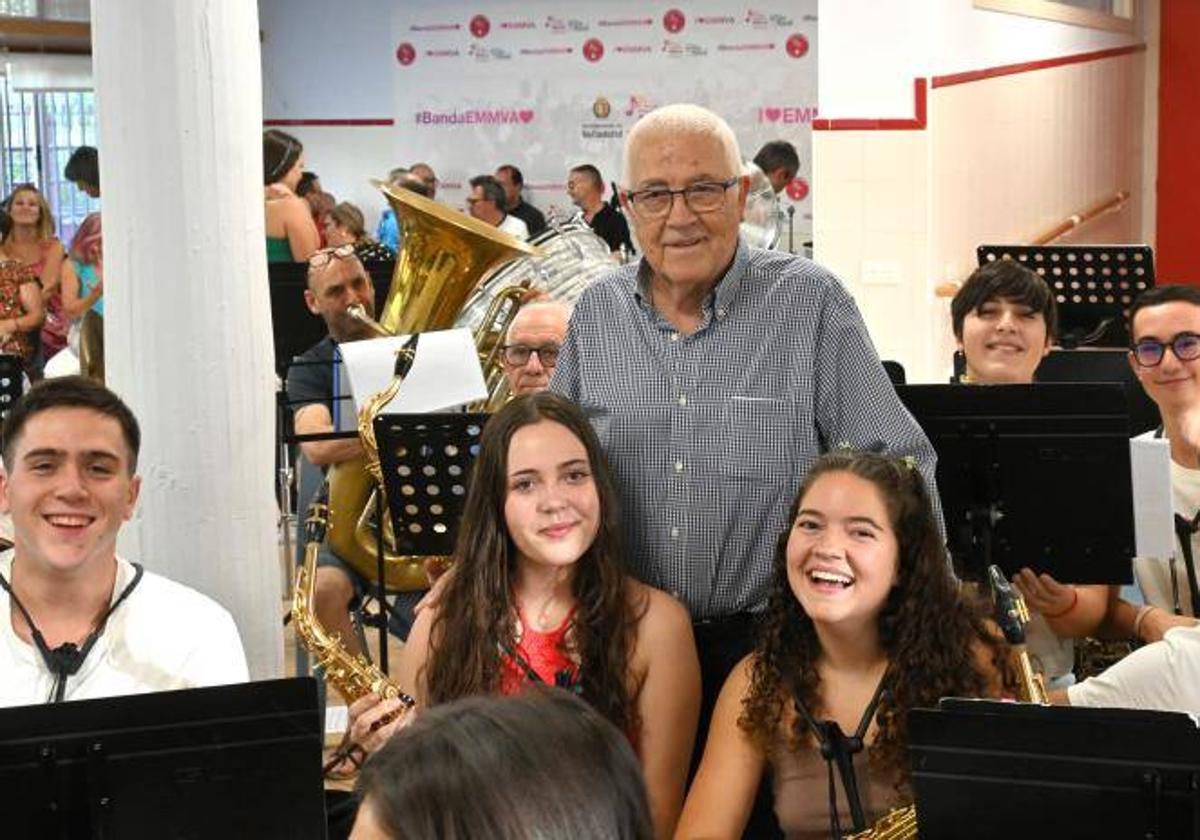 Abel Moreno, con la banda de la Escuela Municipal de Música.