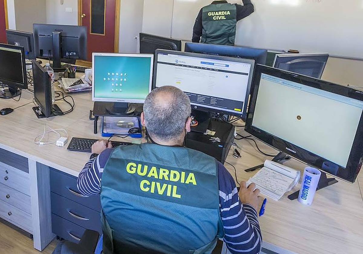 Especialistas en ciberdelincuencia de la Guardia Civil durante una operación.