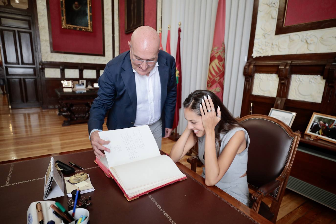 La pregonera de las Fiestas de Valladolid, Alba Oliveros firma en el libro de honor del Ayuntamiento