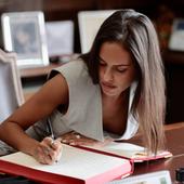 La pregonera de las Fiestas de Valladolid, Alba Oliveros firma en el libro de honor del Ayuntamiento