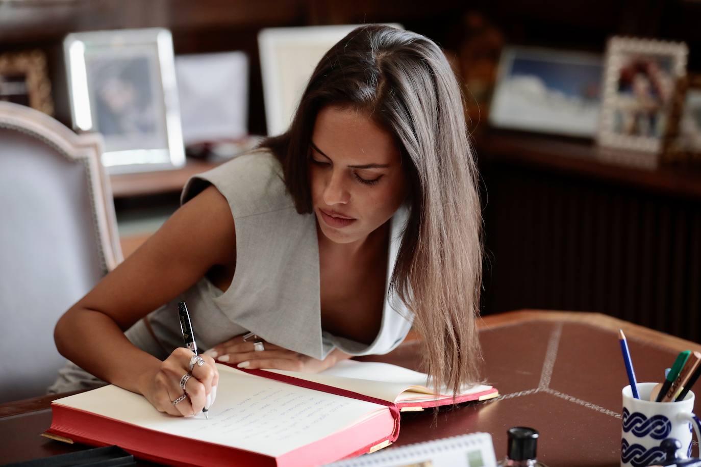 La pregonera de las Fiestas de Valladolid, Alba Oliveros firma en el libro de honor del Ayuntamiento