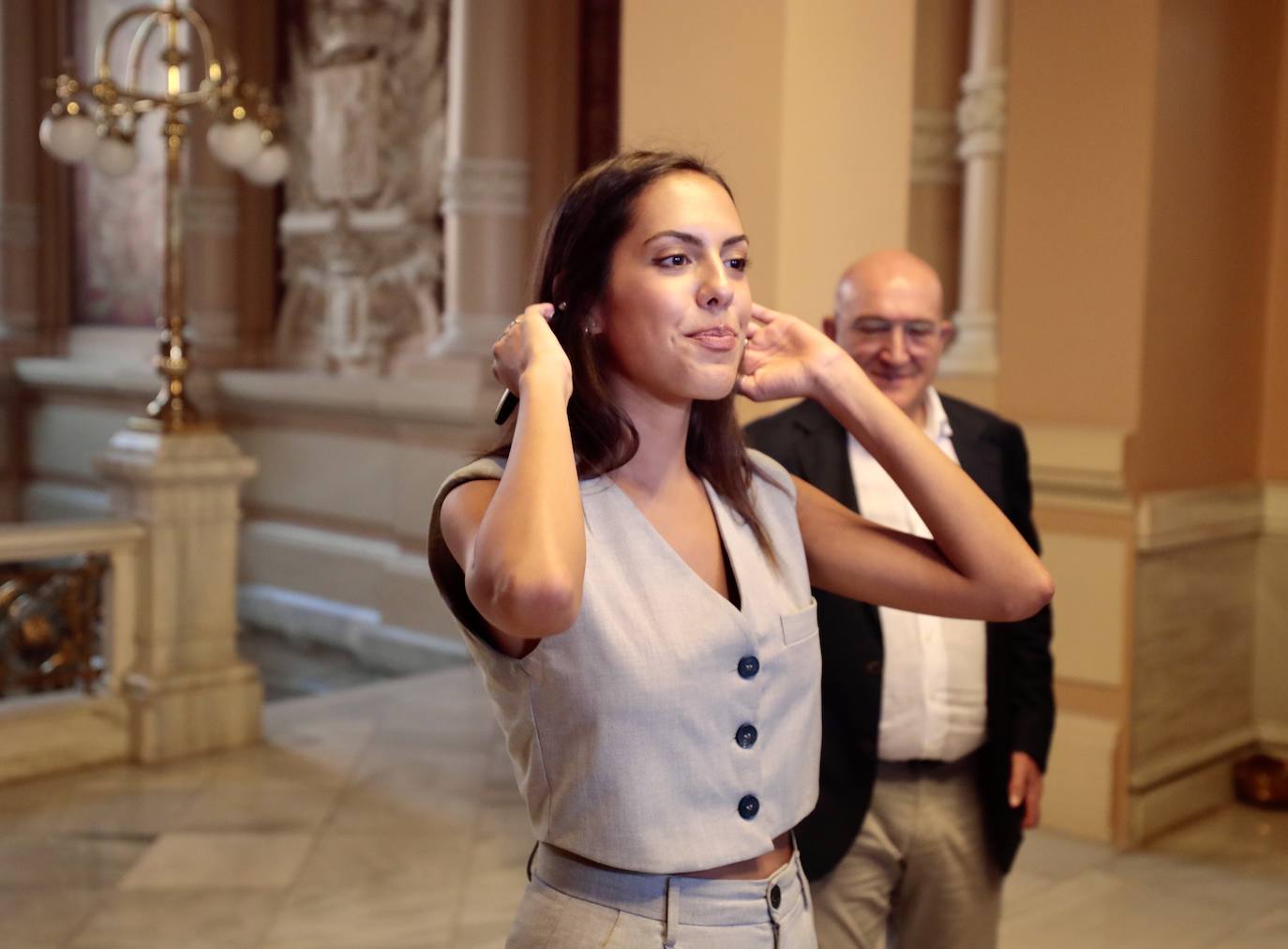 La pregonera de las Fiestas de Valladolid, Alba Oliveros firma en el libro de honor del Ayuntamiento