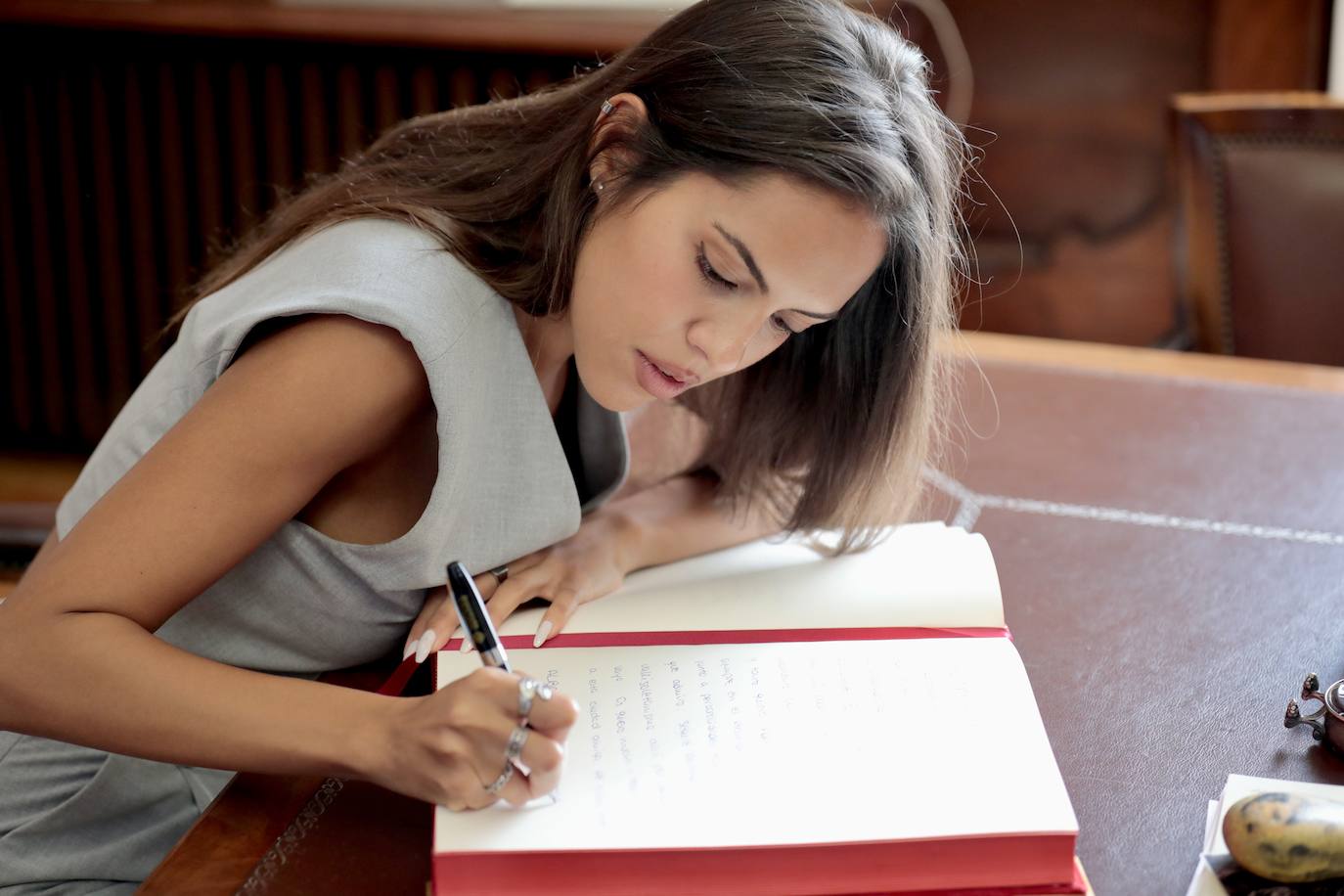 La pregonera de las Fiestas de Valladolid, Alba Oliveros firma en el libro de honor del Ayuntamiento