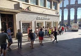 Cola para adquirir billetes gratuitos para el autobús turístico.