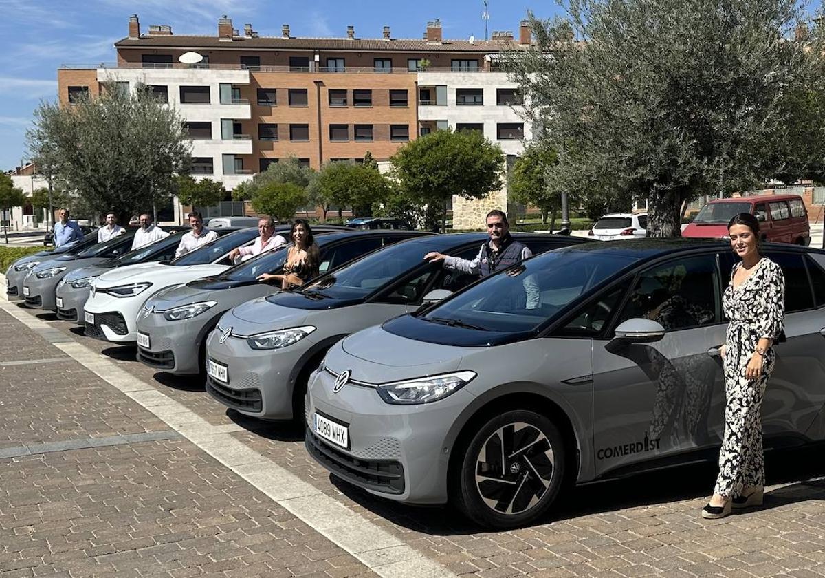 Los profesionales de Comerdist posan junto a los ocho nuevos modelos eléctricos de la empresa.