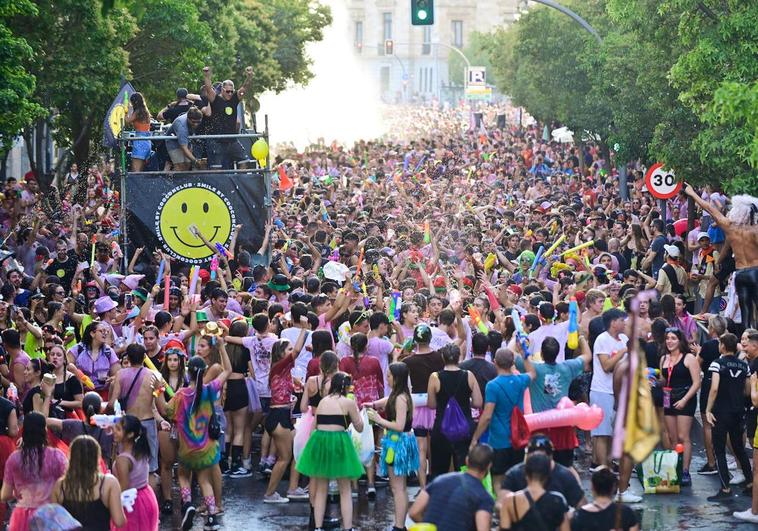 Varios peñistas disfrutan durante el desfile de peñas en Valladolid mientras acompañan una de las carrozas.