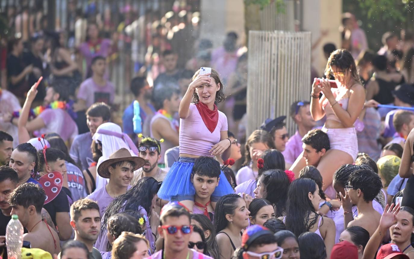 En imágenes, el ambiente previo al desfile de peñas