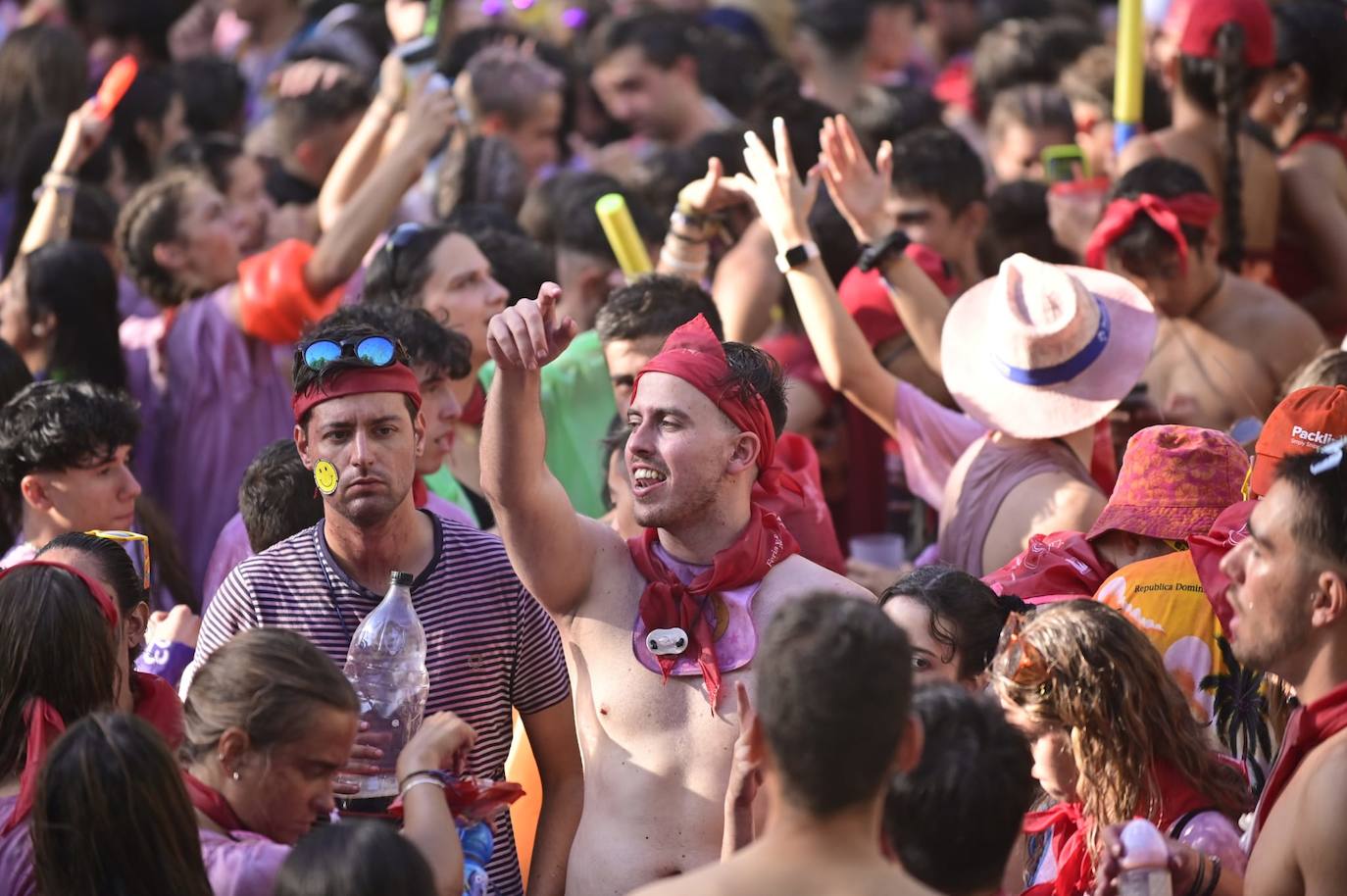 En imágenes, el ambiente previo al desfile de peñas