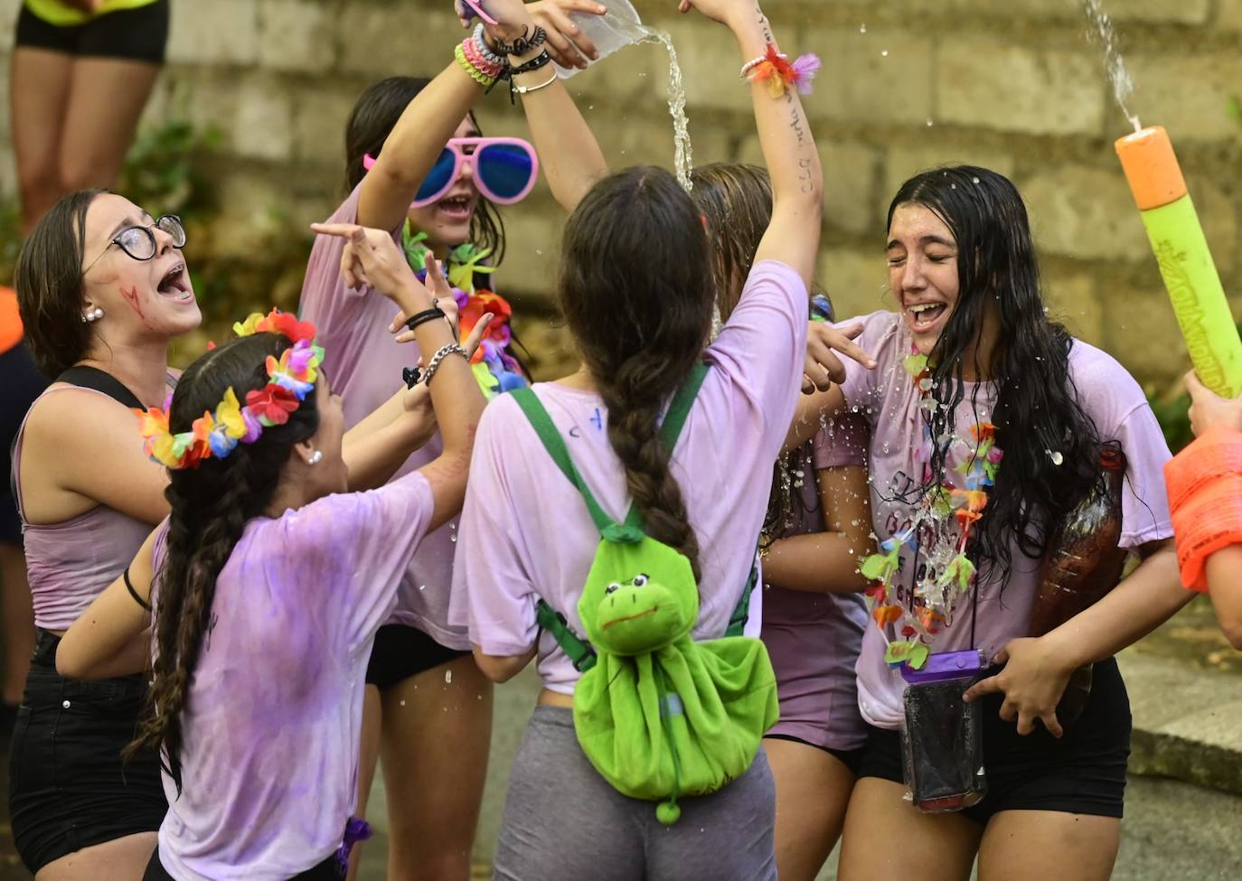 En imágenes, el ambiente previo al desfile de peñas