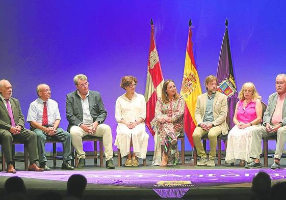 Miriam Andrés, en el centro, junto con ediles del Ayuntamiento y los presidentes de las casas regionales.