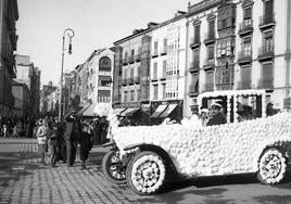 Un participante en la celebración del coso blanco.