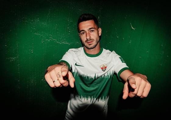 Sergio León, con su nueva camiseta.