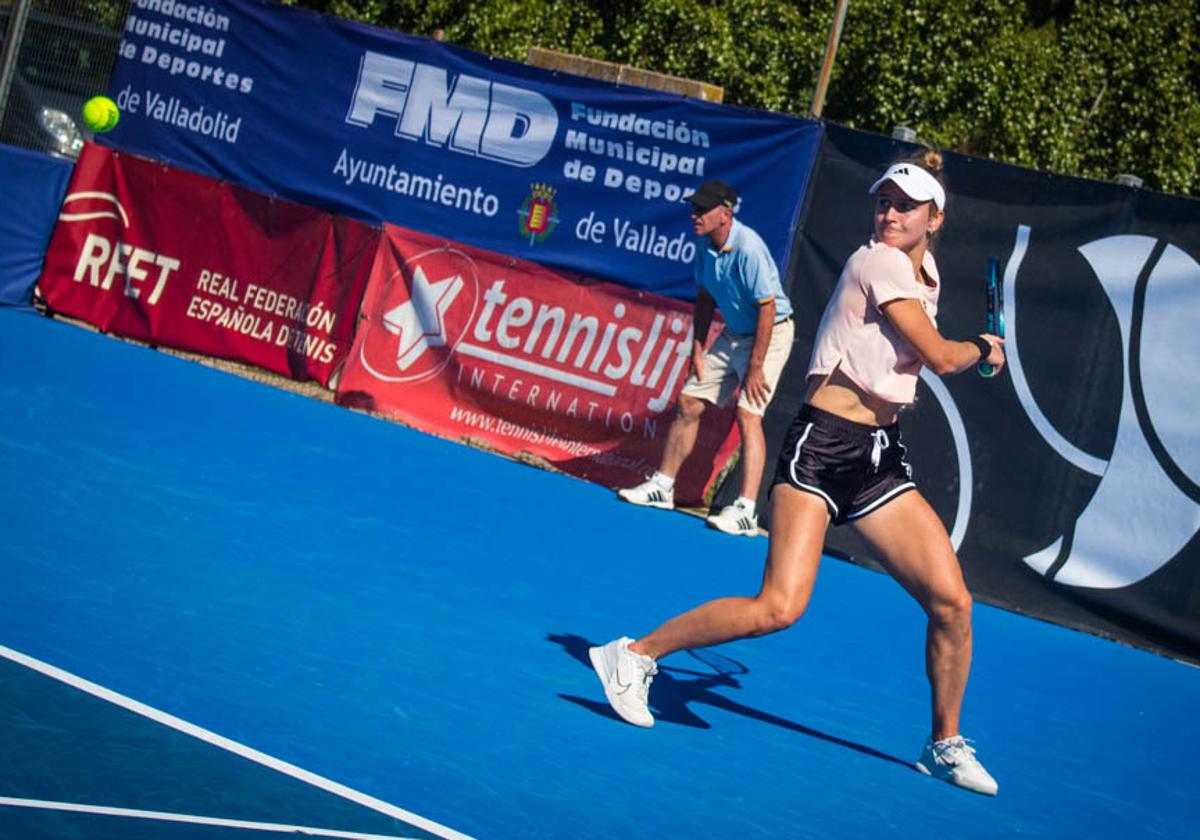 Una de las semifinalistas devuelve una bola desde el fondo de la pista.