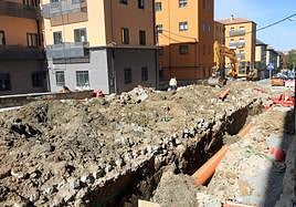 Obras de reurbanización en la calle París, barrio de San José, ayer.