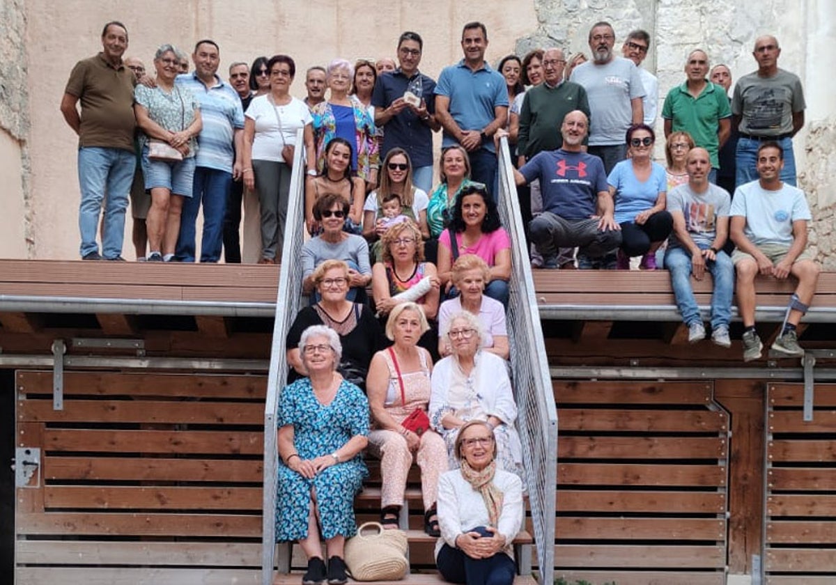 Miembros de la asociación con el premiado, en el centro en la parte superior.