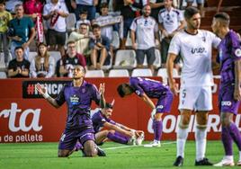 Kenedy reza, de rodillas, sobre el césped del Carlos Belmonte al final del partido.