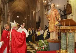 El obispo bendice la escultura de San Antolín, obra de Martín Lagares, al inicio de la misa en honor del patrón.
