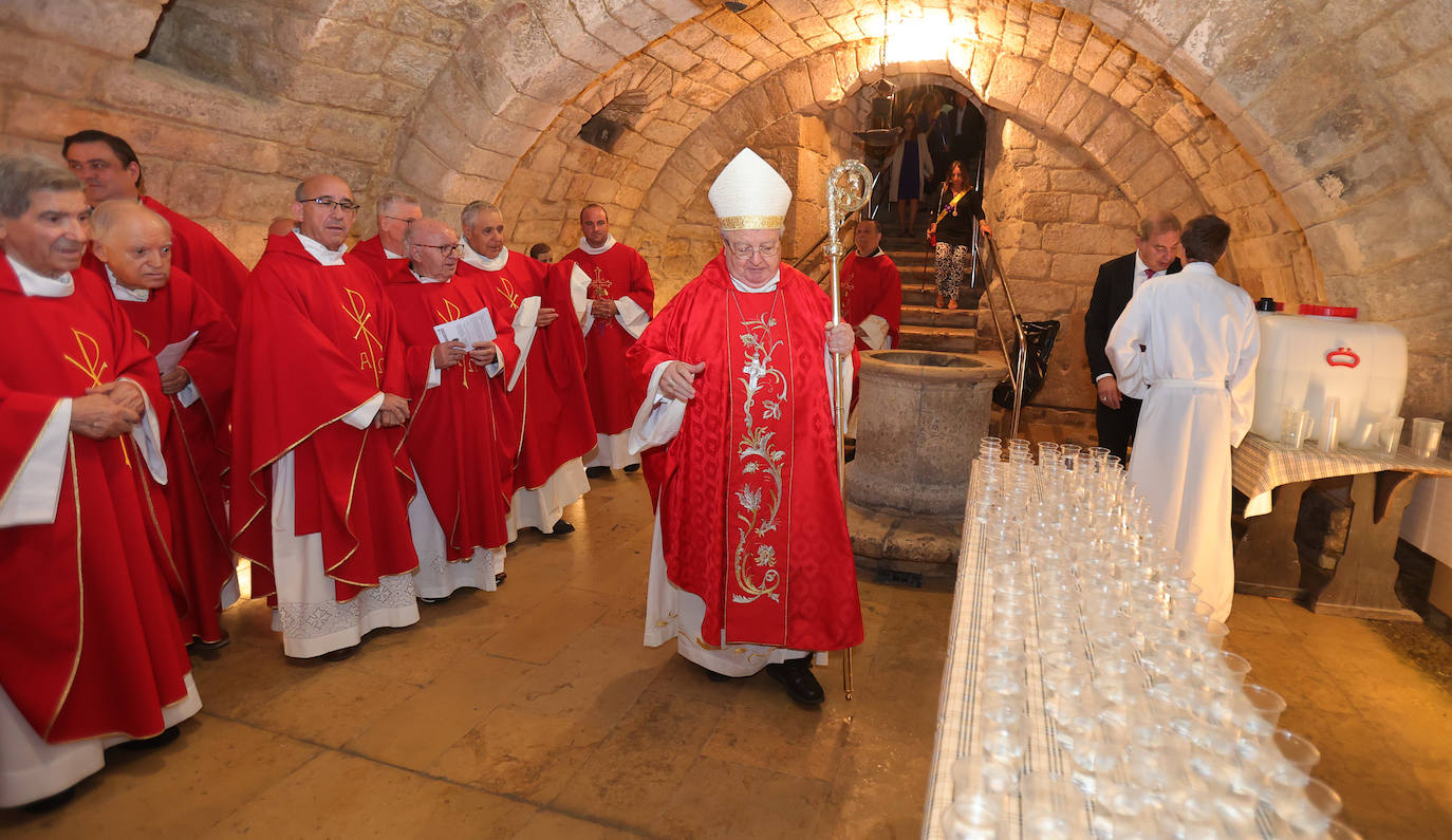 Los palentinos mantienen viva la tradición de beber agua en la cripta