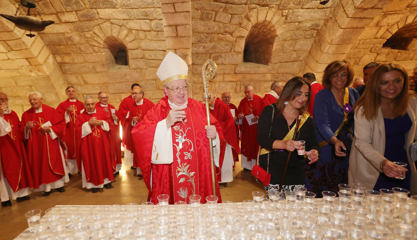 Los palentinos mantienen viva la tradición de beber agua en la cripta