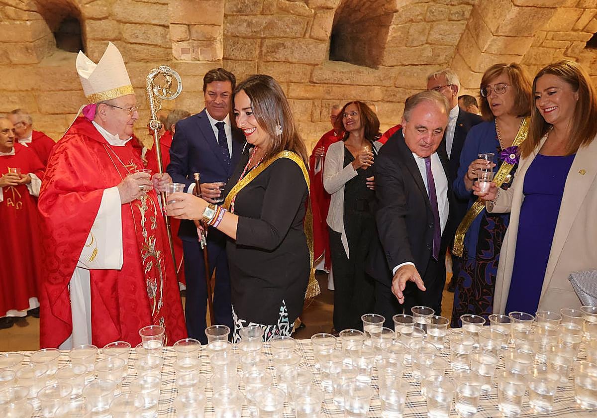 Los palentinos mantienen viva la tradición de beber agua en la cripta