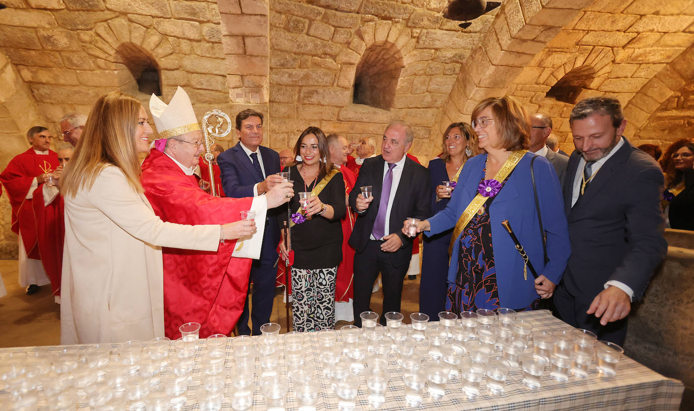 Los palentinos mantienen viva la tradición de beber agua en la cripta