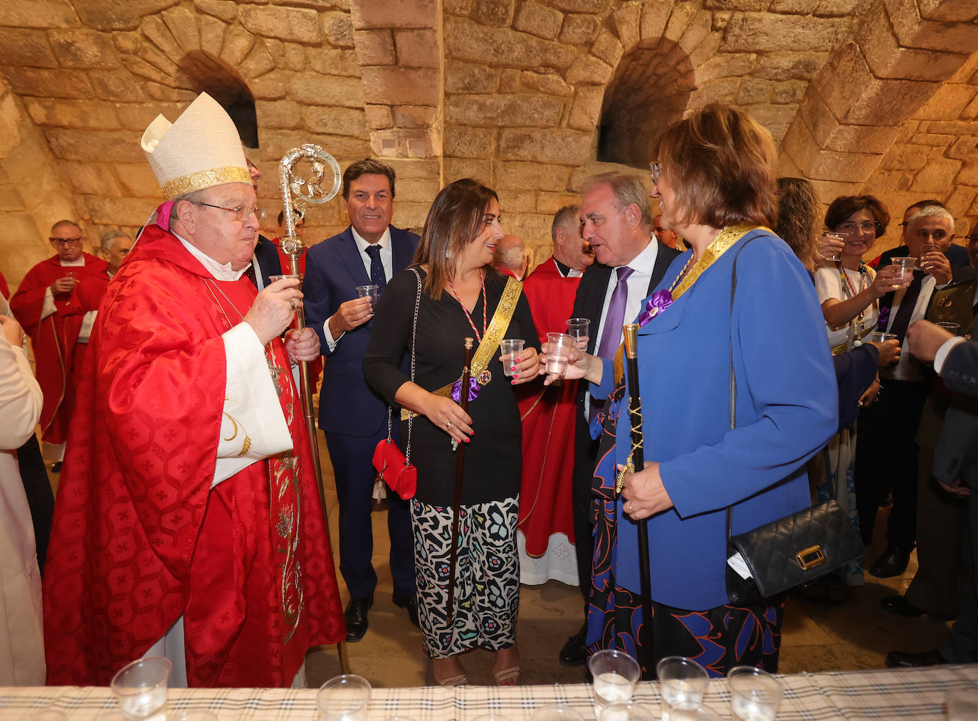Los palentinos mantienen viva la tradición de beber agua en la cripta