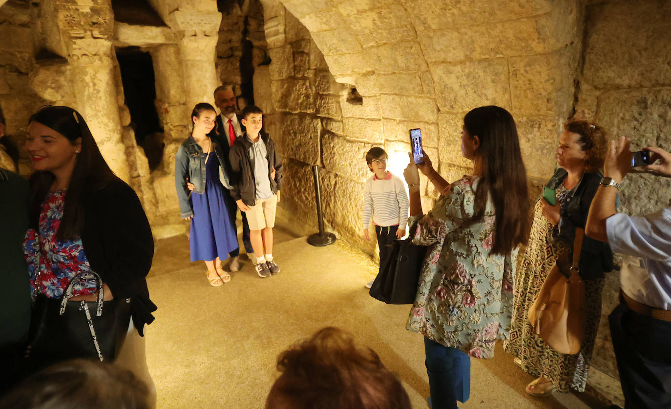 Los palentinos mantienen viva la tradición de beber agua en la cripta