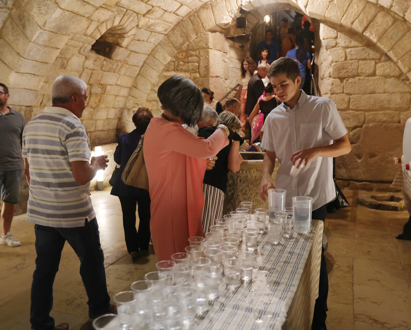 Los palentinos mantienen viva la tradición de beber agua en la cripta
