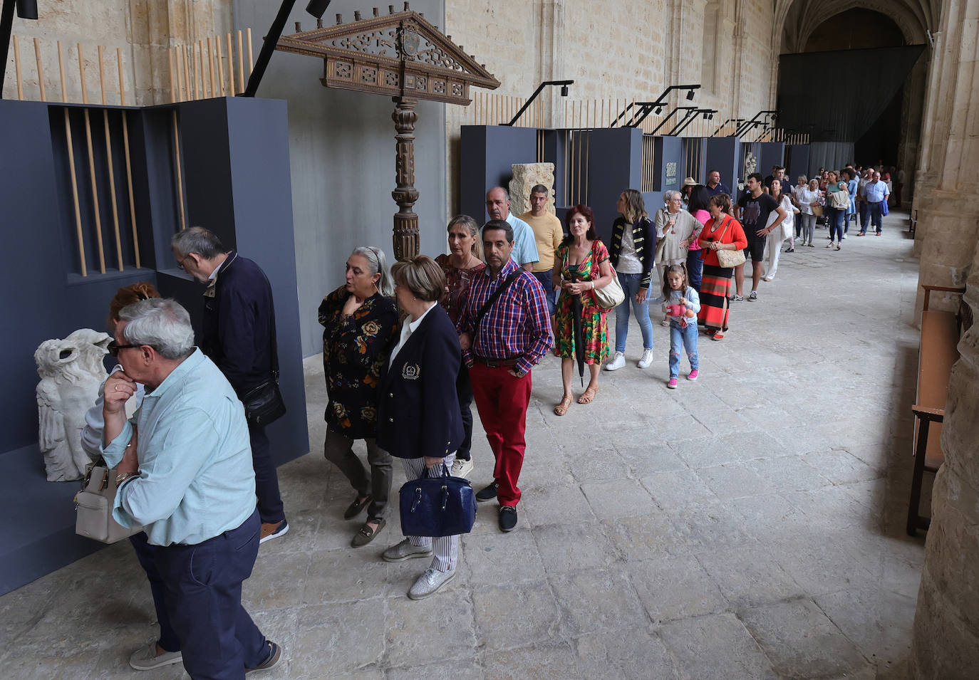 Los palentinos mantienen viva la tradición de beber agua en la cripta