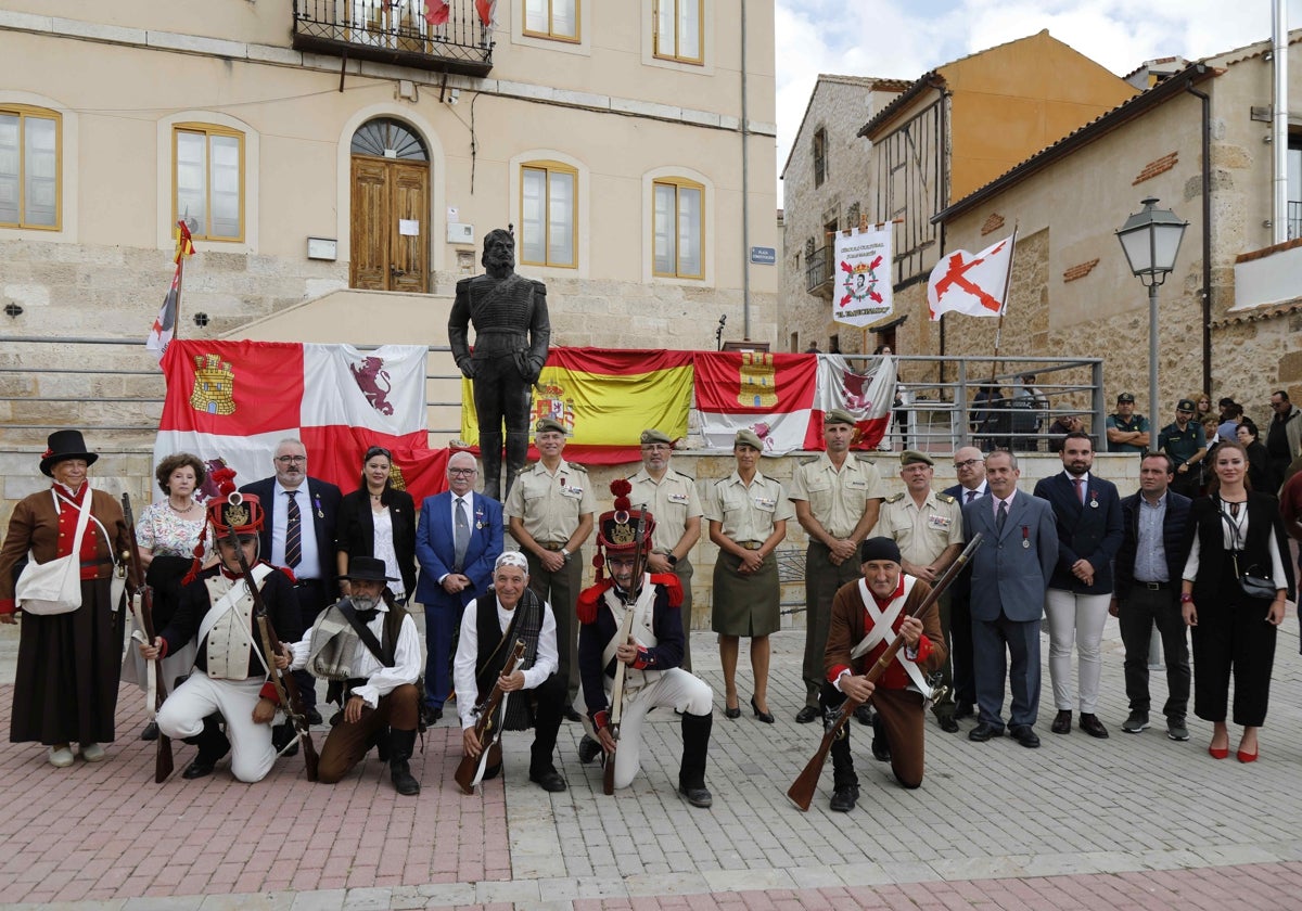 Homenajeados, miembros del Círculo Cultural y otros participantes en el acto posan ante la escultura de Juan Martín el Empecinado, en la Plaza de la Constitución.