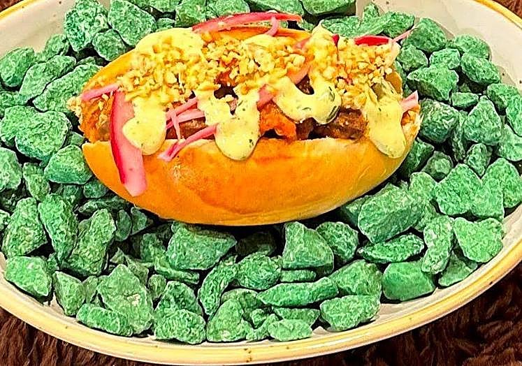 Imagen principal - Arriba, pincho ganador del bar La Plaza. Abajo, a la izquierda, 'K-nutillo piñonero' del restaurante El Aderezo; y a la derecha, 'Piquillo (de rabo) piñonero' del hostal-restaurante Camino Real,