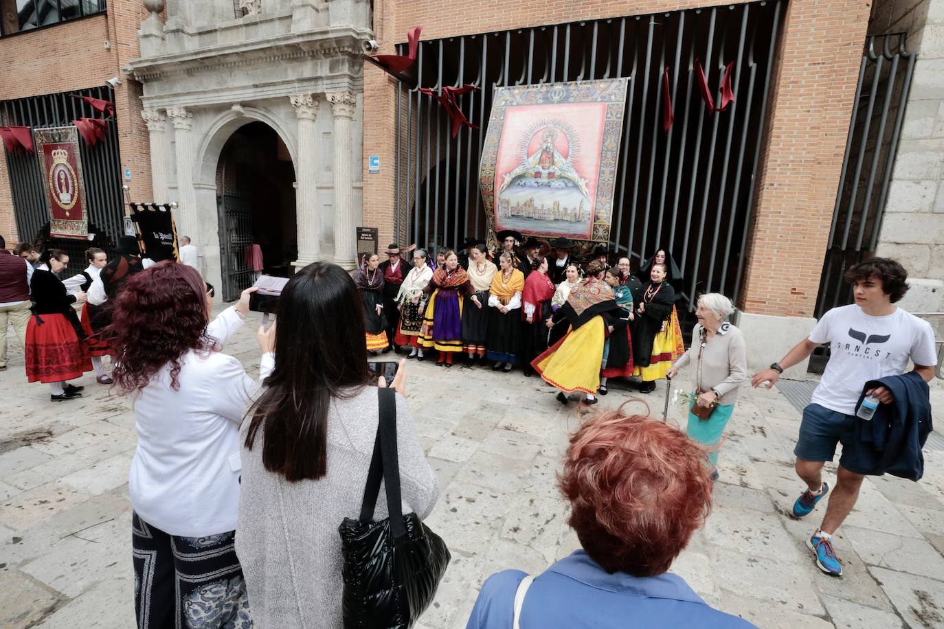 La ofrenda floral a la patrona en imágenes