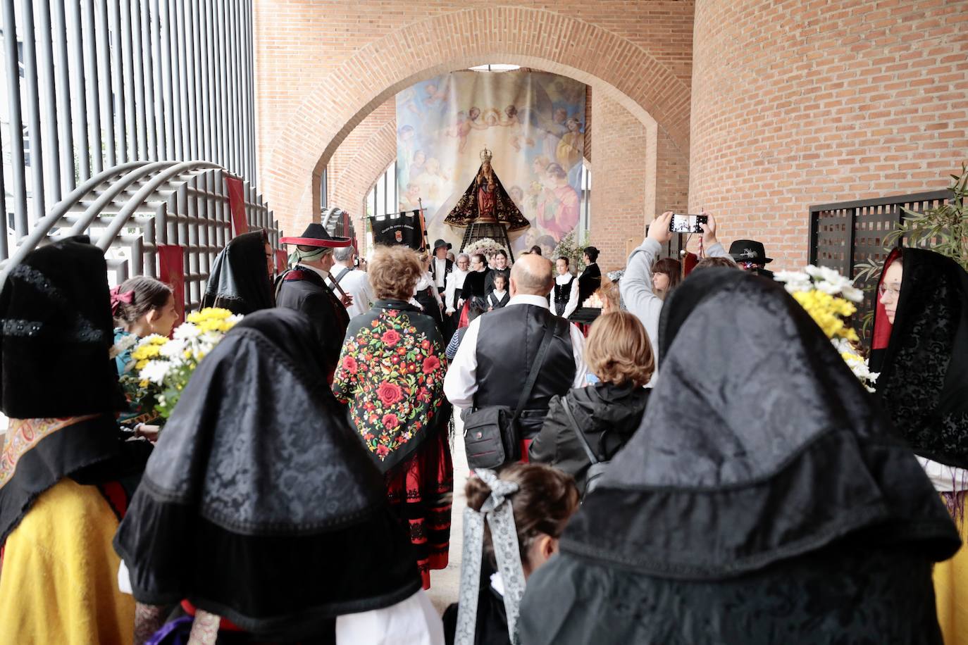 La ofrenda floral a la patrona en imágenes