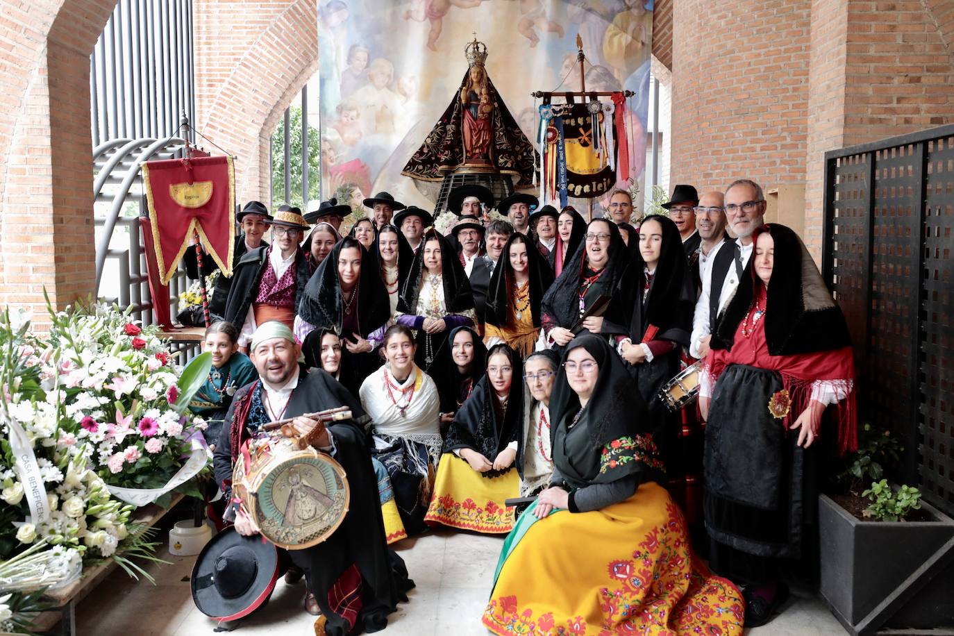 La ofrenda floral a la patrona en imágenes