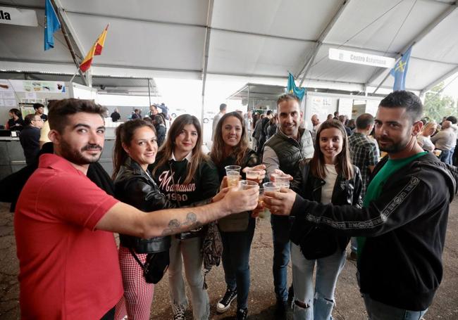 Un grupo de amigos brindan en las casetas