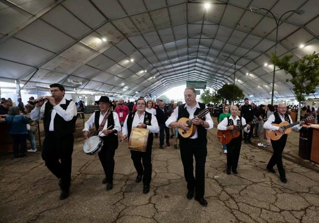 Desfile inaugural de la Feria con el pasacalles de grupos de folclore