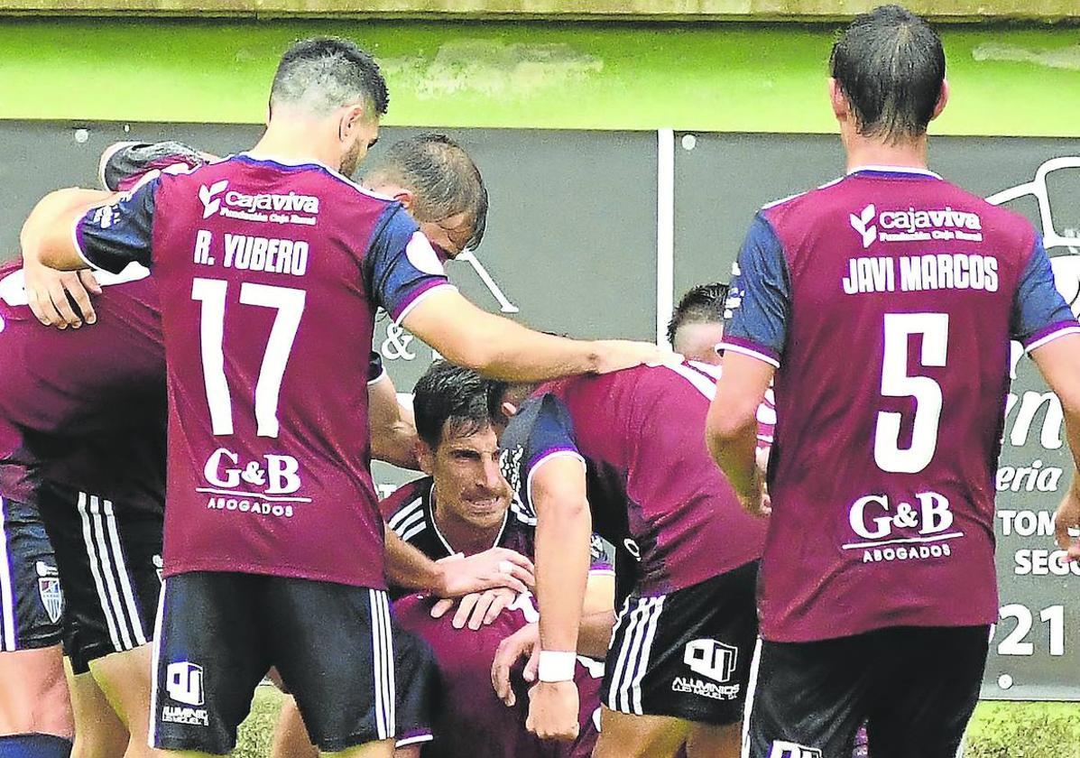 Los jugadores gimnásticos celebran el gol de Plomer.