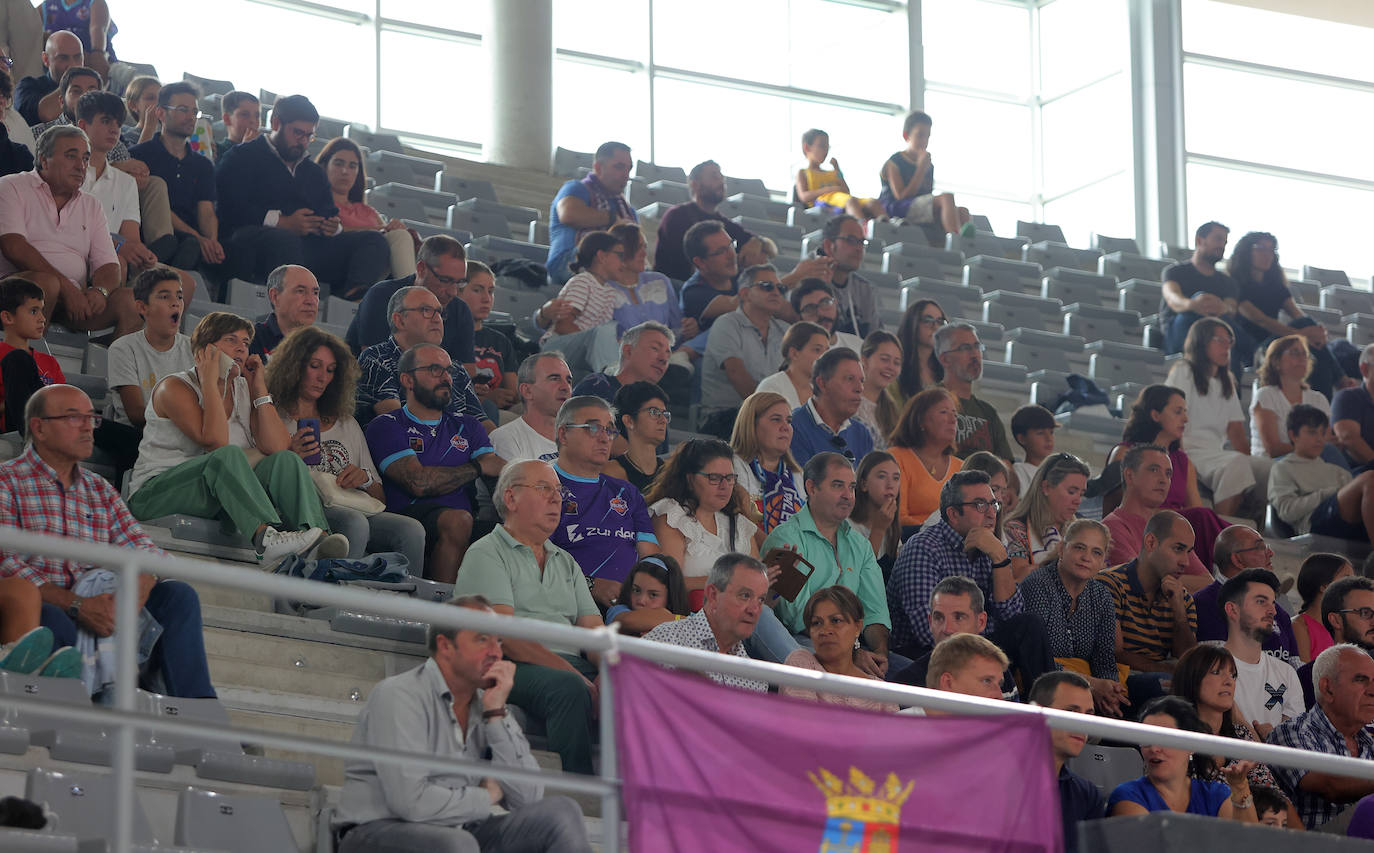 La afición apoya al Zunder Palencia en el primer partido de pretemporada en casa