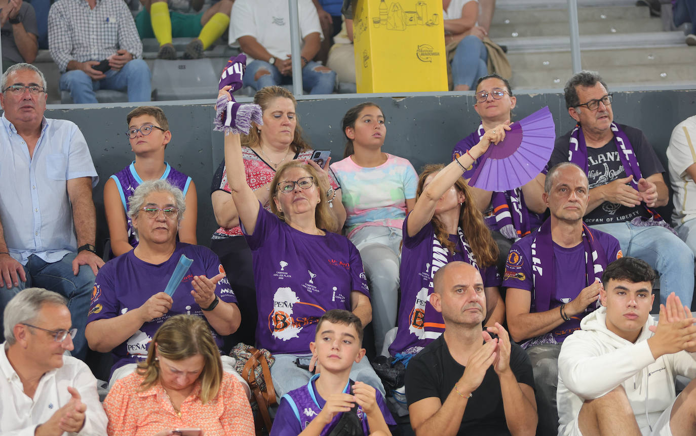 La afición apoya al Zunder Palencia en el primer partido de pretemporada en casa