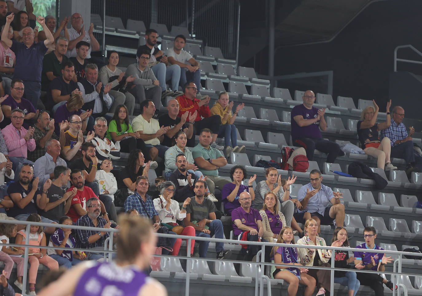 La afición apoya al Zunder Palencia en el primer partido de pretemporada en casa