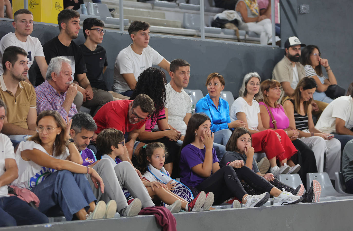 La afición apoya al Zunder Palencia en el primer partido de pretemporada en casa