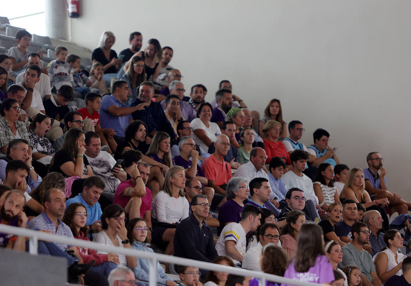 La afición apoya al Zunder Palencia en el primer partido de pretemporada en casa