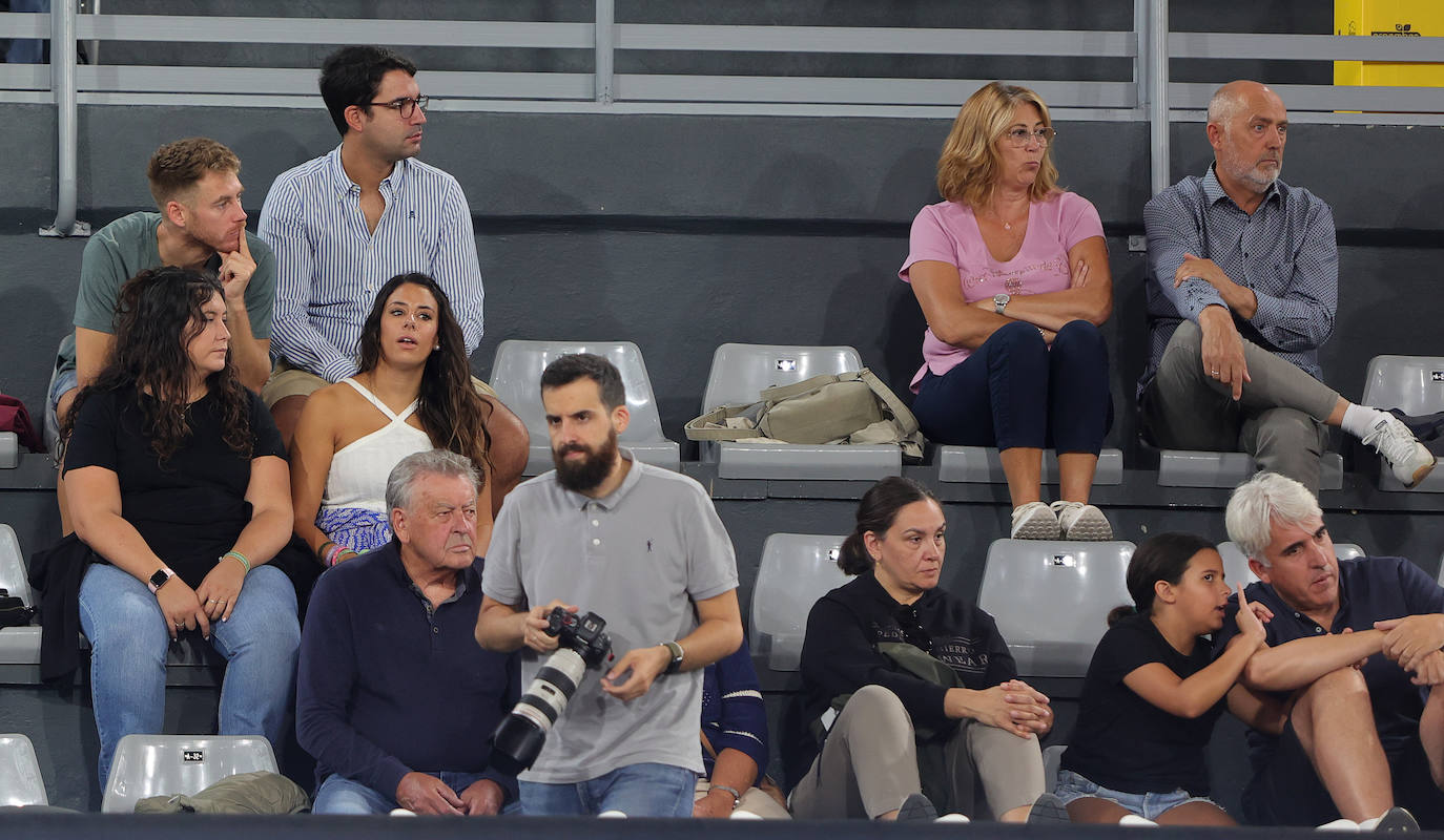 La afición apoya al Zunder Palencia en el primer partido de pretemporada en casa