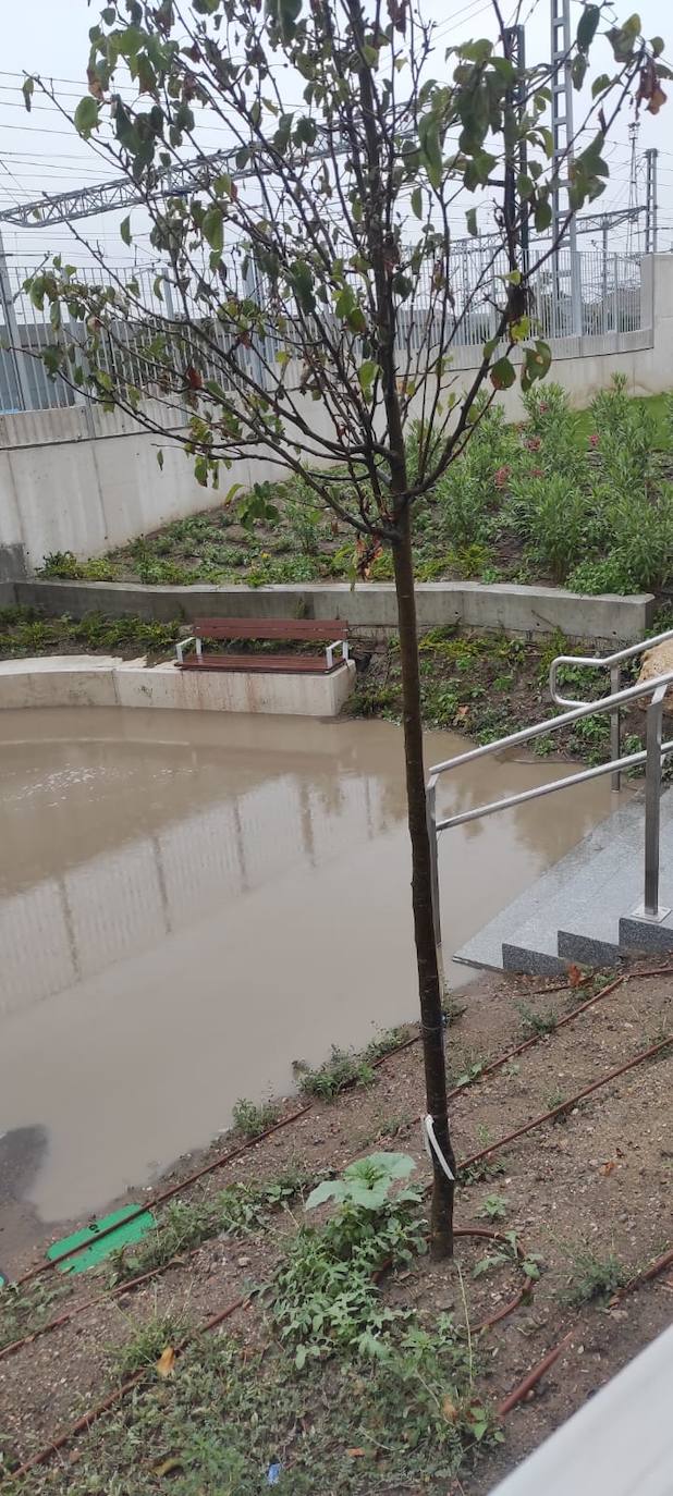 Inundaciones en el acceso al nuevo paso peatonal de Labradores