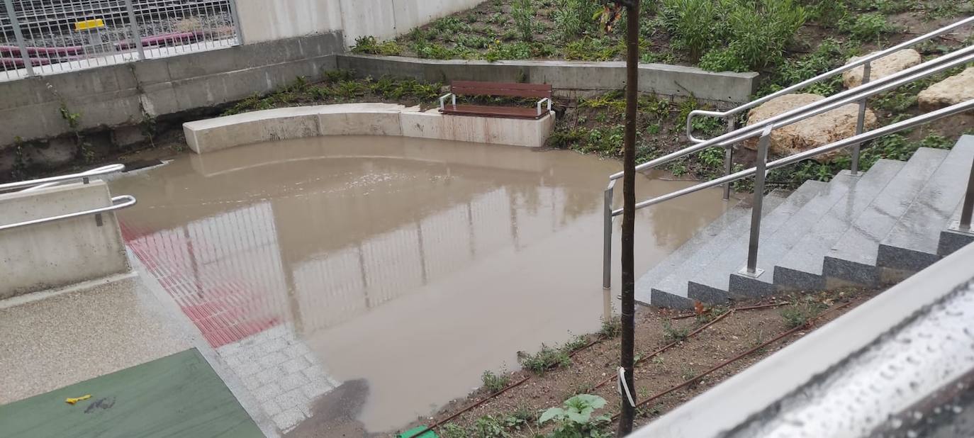 Inundaciones en el acceso al nuevo paso peatonal de Labradores