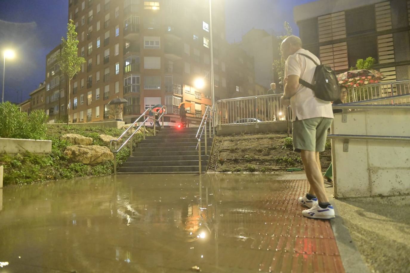 Inundaciones en el acceso al nuevo paso peatonal de Labradores